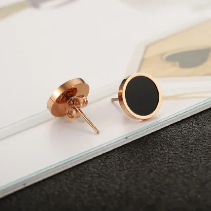 Stud Earring with Black Round Design - Image 7