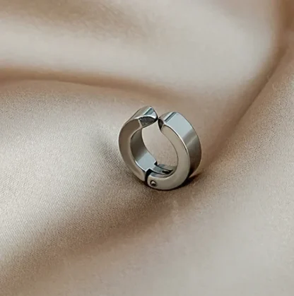 Non-Piercing Hoop Earrings with Sleek Design - Image 11